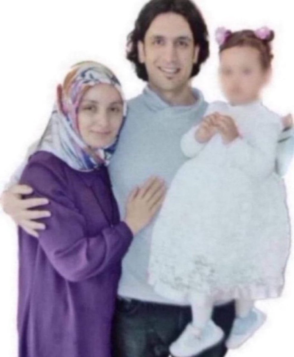 Kadininn_Sesi's tweet photo. KHK'lı hemşire Yasemin Melizci, 8 aylık kızı Saime ile birlikte 2021’de Sincan Cezaevine girdi. 
Oysa yasalar, bebeği olan annelere infaz erteleme hakkı tanıyor. Bu hak görmezden gelindi.
Saime, demir parmaklıklar ardında büyüdü, ne park bildi ne bahçe! 
#KHKlınınSesiniDuyanVarMı https://t.co/U21MaOuz16