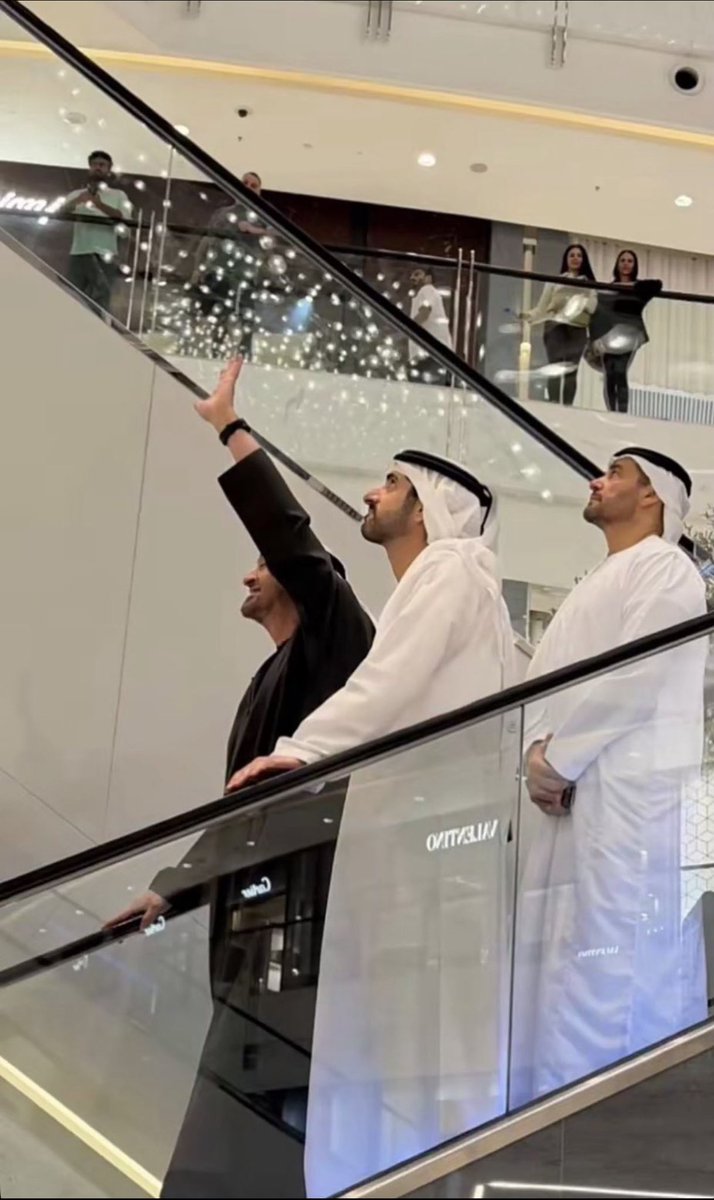 V_18k's tweet photo. شوفتك صارت عندنا فرح و أعياد
ومحبتك وسط الضماير دفينه https://t.co/Nj7YnW3Fzn