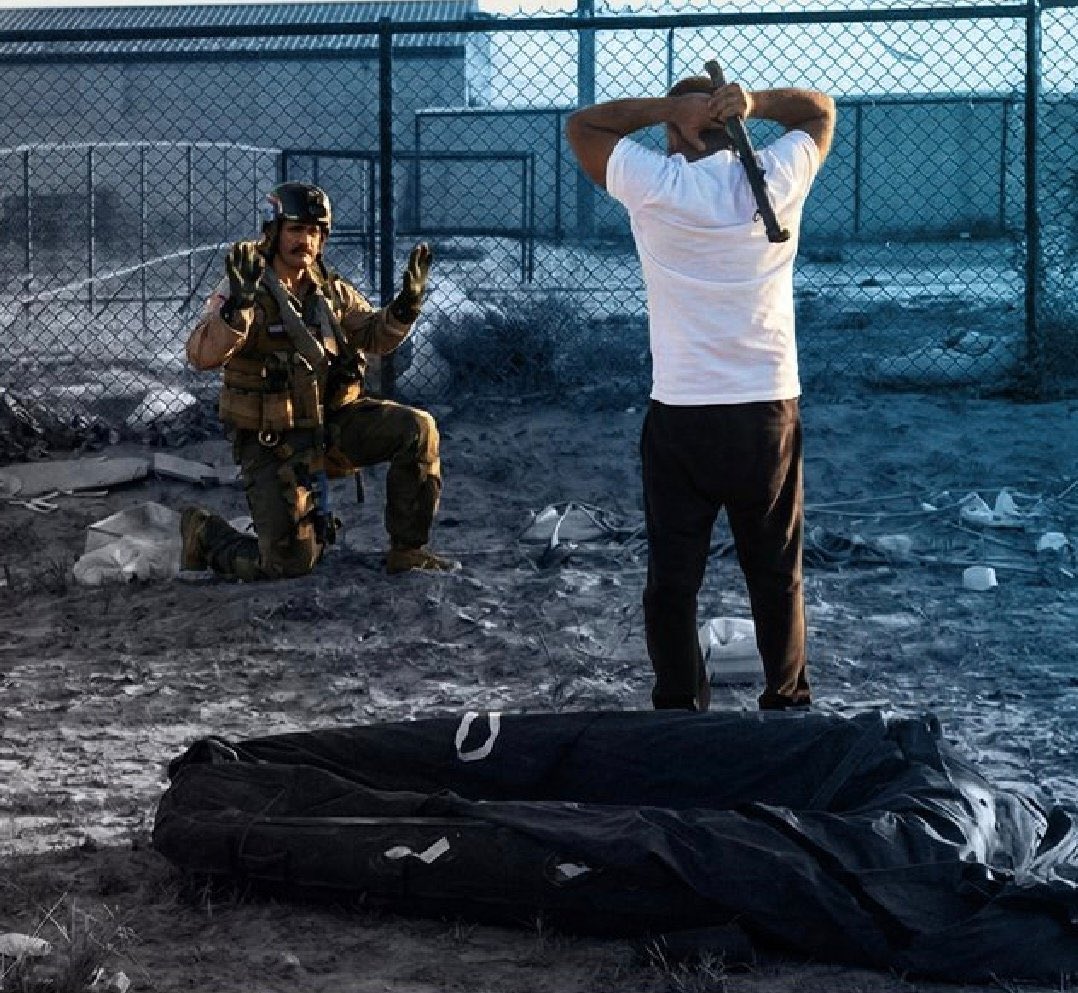 MunduzMediha's tweet image. Kuveyt'te düşen ABD'ye ait F-15 uçağından paraşütle inip kurtulan pilot, Kuveyt’li bir gencin önünde diz çöktü! 
Helal olsun yiğit! 
Kahrolsun #İsrail