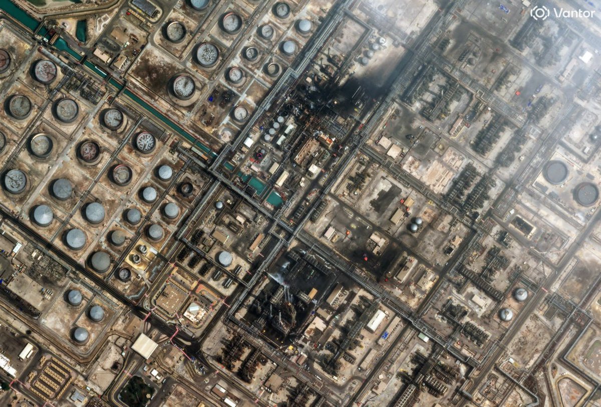 TheWarPolitics0's tweet image. 🇮🇷🇸🇦🚨 #BREAKING : Satellite imagery from the Saudi Aramco oil facility in Ras Tanura, Saudi Arabia, shows extensive damage.

#SaudiArabia #Aramco  #Iran #IranWar #Now