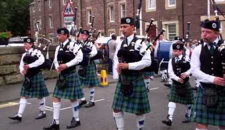 tourscotland's tweet image. In my cottage this evening, as requested tonight Tour #Scotland travel video Blog of #Pipe #Bands marching through town on their way to the #Highland #Gathering on #ancestry, #genealogy, #history visit and small group trip to popular #Crieff, #Perthshire tour-scotland-photographs.blogspot.com/2015/07/tour-s…