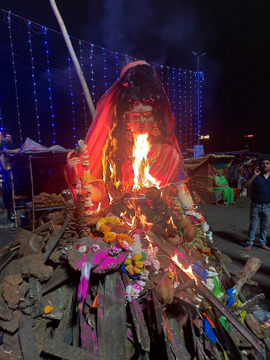 ग्वारीघाट में नाग मंदिर  के सामने होलिकादहन
<a href="/mpashishdubey/">आशीष दुबे</a> <a href="/abhilashBJPmp/">Dr. Abhilash Panndey</a>
