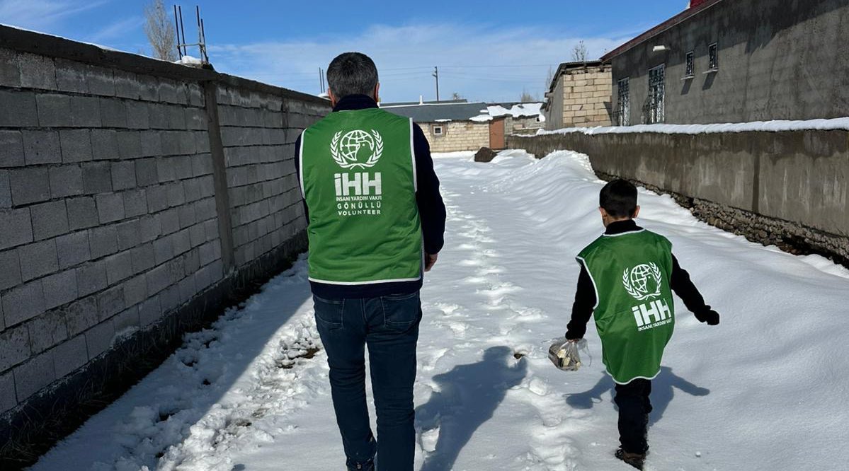 Patnosihh's tweet photo. 🌙 Ramazan Kardeşliğe Çağrı

Ağrı İHH Patnos Temsilciliği olarak, yetim ve ihtiyaç sahibi 16 ailemizi ziyaret ederek desteklerinizle Ramazan kumanyası dağıtımı gerçekleştirdik.

İyilik Her Zaman Her Yerde.
#PatnosİHH https://t.co/t9dYC6mEFQ