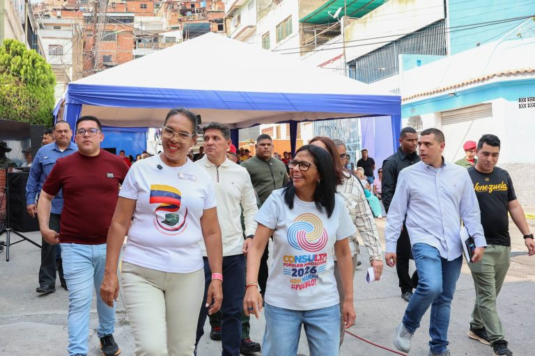 mippci_ven's tweet photo. #NotiMippCI 📰🗞️| «La consulta popular es un mecanismo de democracia directa y participativa»: Presidenta (E) Delcy Rodríguez a una semana de la Consulta Popular Nacional

La Presidenta (E) de la República, Delcy Rodríguez, durante su participación en el simulacro electoral de este domingo, aseguró que la Consulta Popular Nacional es un ejercicio de democracia directa contemplado en la Constitución Bolivariana.

Lea más⏩https://t.co/WAolD38R9J