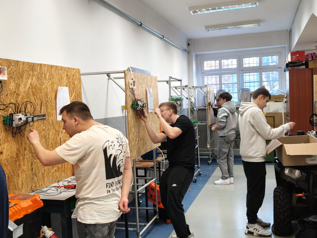 Asesoria de EF y Artística tweet media