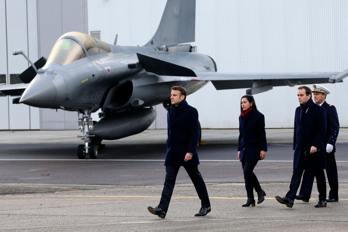 alpha_defense's tweet photo. Give your photographer a raise.. @EmmanuelMacron https://t.co/y3TzNPfdmj