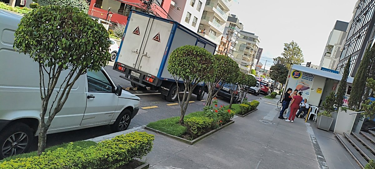 tumaridofilatic's tweet photo. 6 carros parqueaderos en la ciclovia https://t.co/iKToW62E9X