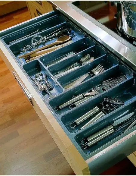 1. Vet aquí la publicació de #boncatalà del 2 de març. Serà un enfilall de tres unitats:

Si podríeu dir coses com "Al calaix hem trobat molts estris de cuina, entre ells una cullera de fusta", heu de saber que és una castellanada grossa. El motiu és que ‘ells-elles’ no es pot +