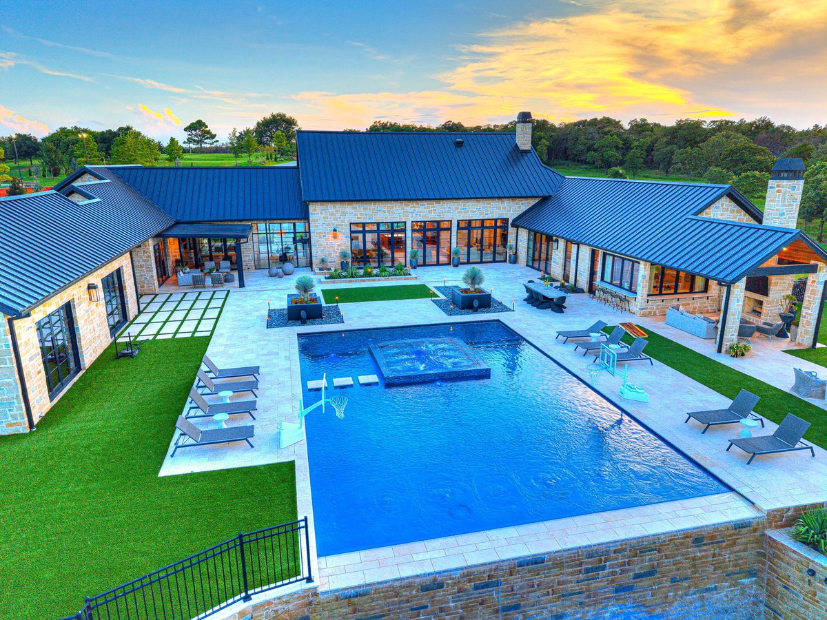 Zillow Gone Wild 🏡 tweet media
