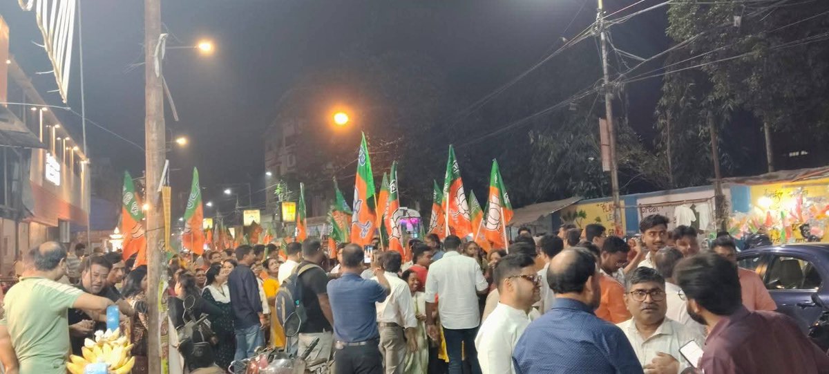 Indra21BJP's tweet photo. গতকাল বিজেপি কর্মীদের ওপর পুলিশ এবং তৃণমূল দ্বারা আক্রমণের প্রতিবাদে আজ বাঁশদ্রোণী থেকে নেতাজি নগর পর্যন্ত  বিজেপির বিক্ষোভ মিছিলে আমরা।
@narendramodi
@rss
@subratowb 
@SamikBJP 
@NitinNabin 
@BjpBiplab 
@sunilbansalbjp 
@BJPMahilaMorcha 
@BJP4Bengal 
@BJP4Delhi 
@BJP4India https://t.co/Trn5EsV90B