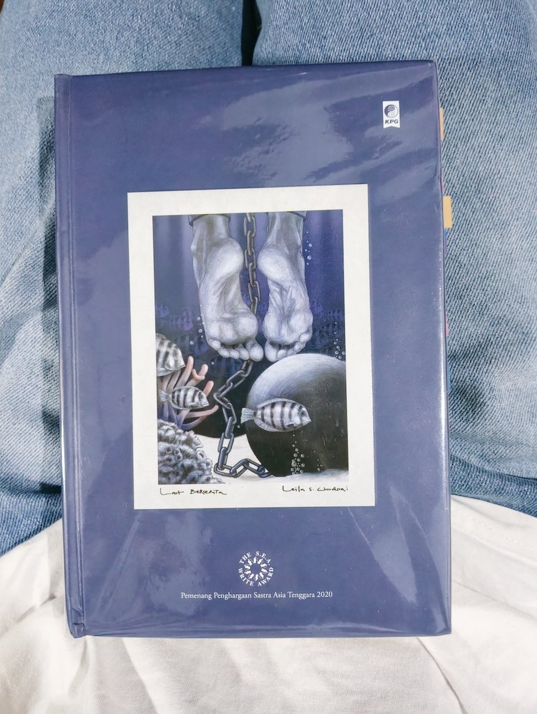 lahfa_sf's tweet photo. Baru saja menyelesaikan novel Laut Bercerita karya Leila S. Chudori. Buku ini adalah kado ulang tahunku tahun lalu dari @nindiitan yang baru sempat kubaca. Dalam 14 hari waktu efektif, 386 halaman narasinya berhasil tamat dengan visualisasi yang sangat jernih di pikiran. https://t.co/3Pna3Oz3Ed