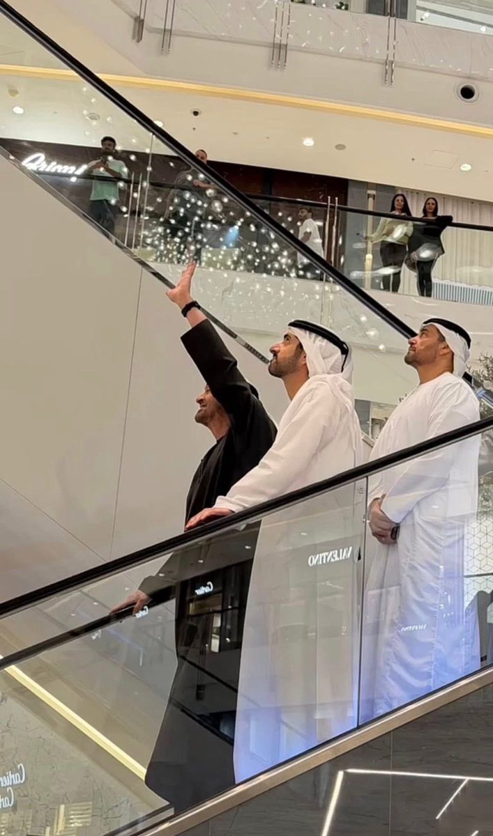 yaseralyafai's tweet photo. في أصعب الظروف، يختار القائد أن يكون بين الناس.

زيارة سمو الشيخ محمد بن زايد إلى دبي مول مساء اليوم رسالة طمأنة وثقة، تؤكد أن الاستقرار يصنعه الحضور القريب، وأن القيادة الحقيقية تُختبر في الشدائد قبل الرخاء.
#الامارات
#محمد_بن_زايد https://t.co/v5WpwPhThZ