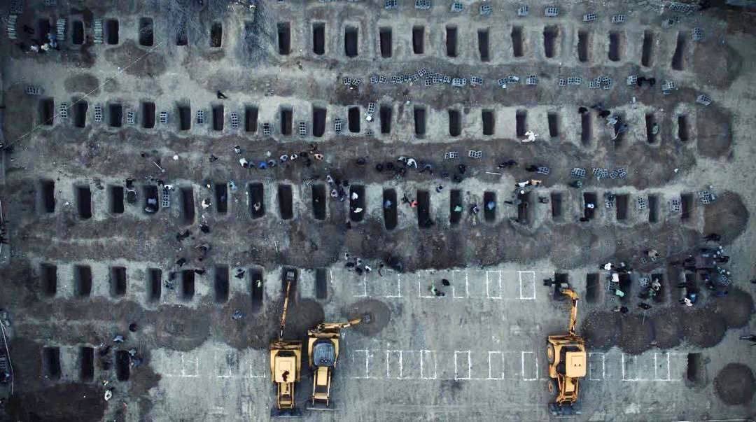 tcdefence's tweet photo. 🔺İran Dışişleri Bakanı Arakçi:

Bunlar, ABD-İsrail'in bir ilkokulu bombalaması sonucu katledilen 160'tan fazla masum genç kız için kazılan mezarlar. 

Vücutları paramparça edildi.

Trump tarafından vaat edilen "kurtarma" gerçekte işte bu.

Gazze'den Minab'a, masumlar soğukkanlılıkla katledildi.