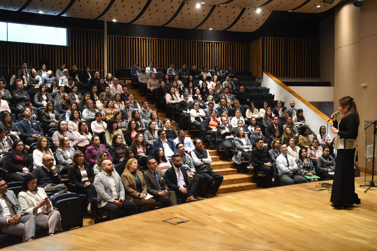 UNIR_Ecuador's tweet photo. AGENDA ACADÉMICA | 🗣️

En el marco del convenio de cooperación, entre @UNIRuniversidad y el @SRIoficialEc, se llevó a cabo la conferencia “IA y liderazgo: cómo evolucionan las actividades directivas”, con Patricia Tisner @patisner, Directora Académica del Máster en RRHH de UNIR. 

Uno de los momentos más reflexivos de su exposición giró en torno a la relación cotidiana con la inteligencia artificial. "Hay que analizar cómo la percepción que tenemos de la #IA influye en la forma en que nos comunicamos con ella: ¿la humanizamos?, ¿deberíamos aplicar normas de cortesía como “por favor” y “gracias”?, ¿qué dice esto sobre nuestra manera de entender la tecnología que está a nuestro servicio?

👏Este espacio reafirma el compromiso de impulsar la actualización profesional y el fortalecimiento de competencias estratégicas en el sector público.