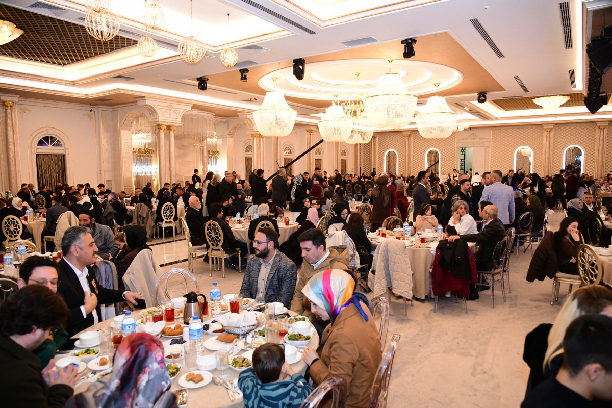 kazan_belediye's tweet photo. Başkanımız Sn. @selimcirpanoglu,Kahramankazan Kaymakamlığı’nın düzenlediği Şehit ve Gazi Aileleri İftar Programı’nda kıymetli ailelerimizle bir araya geldi.Ankara Valimiz Sn.Vasip Şahin,Kaymakamımız Sn.Mustafa YILMAZ,Şehit Aileleri ve Gaziler Derneği Başkanı Sn.Cafer AKIN katıldı https://t.co/iWbKW6TEf2
