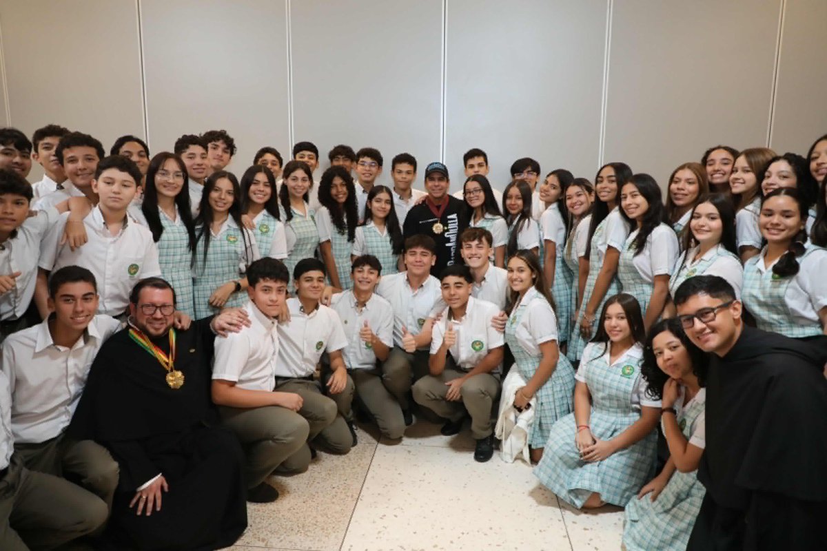 AlejandroChar's tweet photo. ¡El Liceo de Cervantes es un orgullo para Colombia y para el mundo!

Hoy celebro, con el corazón lleno de orgullo, los 60 años del colegio que me vio crecer, que me enseñó el valor del respeto, la disciplina y el servicio, y en el que fui feliz durante muchos años de mi vida. Volver después de tanto tiempo es confirmar, una vez más, que la educación transforma vidas. Por eso, nuestra ciudad siempre debe invertir en ella.

Gracias, Liceo de Cervantes, por el reconocimiento como egresado de impacto excepcional en lo público, social y cultural, y por seguir formando generaciones que le aportan a nuestra ciudad y al país entero. 🙌🏼