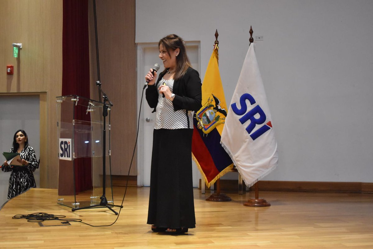 UNIR_Ecuador's tweet photo. AGENDA ACADÉMICA | 🗣️

En el marco del convenio de cooperación, entre @UNIRuniversidad y el @SRIoficialEc, se llevó a cabo la conferencia “IA y liderazgo: cómo evolucionan las actividades directivas”, con Patricia Tisner @patisner, Directora Académica del Máster en RRHH de UNIR. 

Uno de los momentos más reflexivos de su exposición giró en torno a la relación cotidiana con la inteligencia artificial. "Hay que analizar cómo la percepción que tenemos de la #IA influye en la forma en que nos comunicamos con ella: ¿la humanizamos?, ¿deberíamos aplicar normas de cortesía como “por favor” y “gracias”?, ¿qué dice esto sobre nuestra manera de entender la tecnología que está a nuestro servicio?

👏Este espacio reafirma el compromiso de impulsar la actualización profesional y el fortalecimiento de competencias estratégicas en el sector público.