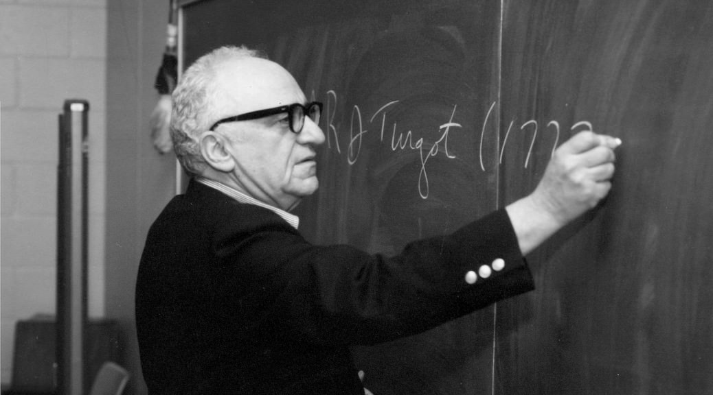 arthurhomines's tweet photo. Aujourd’hui, Murray Rothbard aurait eu 100 ans.

Il me semble donc opportun de saluer l’homme qui a opéré ce rapprochement génial entre droit naturel et économie autrichienne. Rothbard a bâti une véritable cathédrale intellectuelle qui sert toujours de fondation aux défenseurs les plus intransigeants de la Liberté. Sacré préférence temporelle pour le futur ! Il a insufflé au libéralisme une force nouvelle et radicale, le transformant en une arme de destruction massive contre les illusions étatistes. Et il n’a JAMAIS cherché le compromis, lui ! On ne brise pas ces hommes-là.

Imaginez une petite silhouette rondelette, un nœud papillon, une énergie débordante et un rire explosif ! Ah, ce rire ! Aigu, presque enfantin… et c’est précisément ce qui le rendait délicieux ! C’est peut-être un détail pour vous, mais pour moi ça veut dire beaucoup, ça veut dire qu’il était LIBRE, heureux d’être là malgré tout ! Oui, j’ai vraiment placé du France Gall dans un hommage à Rothbard. Je ne crois pas qu'il y ait encore de lois contre cela, si ?

Esprit de synthèse exceptionnel, il pouvait donc raisonner à merveille tout en riant de l’absurdité de l’étatisme. Capable de relier la philosophie, l’économie et le droit dans un système d’une cohérence absolue. En grand révisionniste historique, il a su gratter sous le vernis des récits officiels pour révéler les dessous du Pouvoir. Bien que juif de condition, Rothbard n’est jamais tombé dans le sionisme (n'est-ce pas, Walter Block ?). Dans ses écrits des années 80-90, il a fustigé sans ambages le lobby pro-israélien aux USA, le complexe militaro-industriel et l’arme rhétorique de l’accusation d’antisémitisme pour faire taire toute critique. Non au tribalisme bas du front, oui à la critique de l'État sans concessions !

Si vous souhaitez le découvrir, commencez par son ouvrage "L’Anatomie de l’État". Court mais intense, il vous offrira déjà l'essentiel. Ensuite, vous pourrez lire "L’Éthique de la Liberté" pour avoir accès à la théorie anarcho-capitaliste dans son ensemble, "L’Homme, l’Économie et l’État" pour accéder à l'un des plus grands traités d'économie de tous les temps, puis "Conceived in Liberty" pour goûter à sa monumentale révision de la révolution américaine. Je vous recommande aussi "Egalitarianism as a Revolt Against Nature" (compilation d'essais), le titre et le contenu sont savoureux. Fouillez par ailleurs les articles du Rothbard-Rockwell Report (allez sur https://t.co/euQnYzlKdg ou https://t.co/SXs6jFGAPu).

Je parlais de cathédrale intellectuelle plus haut : je vous assure que vous prendrez de la hauteur. Dites-vous que personne n’a pu l’abattre, et surtout pas le conformisme universitaire ! Alors pour son centenaire, rions nous aussi de l’État, défendons nos corps et nos propriétés avec la même ferveur, et portons haut son message de Liberté. Je terminerais en le citant :

"À long terme, c’est nous qui l’emporterons… la botte cessera un jour de marteler le visage de l’homme, et l’esprit de Liberté brûle avec tant de force dans sa poitrine qu’aucun lavage de cerveau, aucun totalitarisme ne peuvent l’étouffer."

Malgré ses 100 ans, ce bougre n’a pas pris une ride. Au contraire, il n’a jamais été aussi lumineux.

Bon anniversaire, Murray !