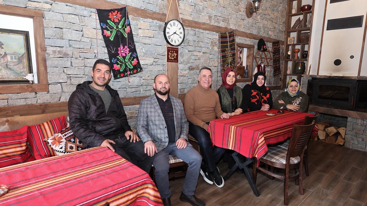 Evlad-ı Fatihan diyarında, İskeçe’de gönül soframızı kurduk. 🌙
Kavala’dan İskeçe’ye uzanan bu bereket yolculuğunda kardeşliğimizi, muhabbetimizi ve ortak tarihimizin izlerini paylaştık.

Aynı ezanın, aynı duanın buluşturduğu gönüllerle bir aradaydık.
Birlik varsa bereket var. 🤍