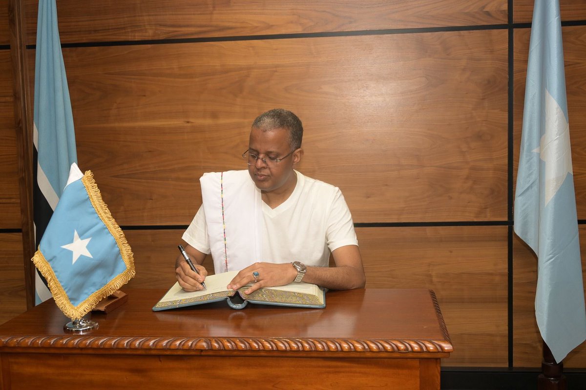 SONNALIVE's tweet photo. Ambassador @amb_msheikh of the Federal Republic of #Somalia submitted his credentials as non-resident Ambassador to #Botswana’s President Duma Gideon Boko, becoming Somalia’s first ambassador to #Botswana. https://t.co/3GnJOYBba0