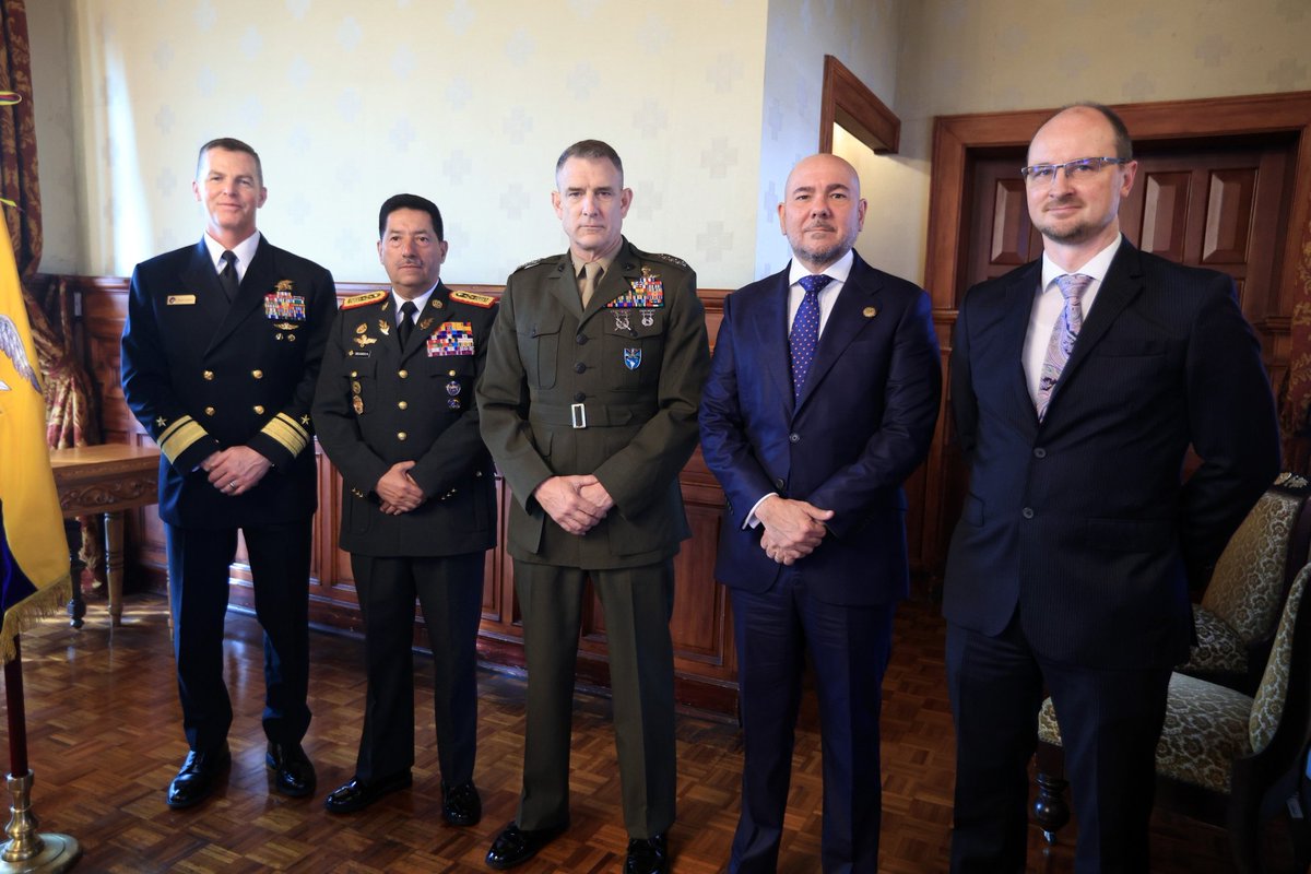 Avanzamos con pasos firmes en el fortalecimiento de la seguridad del país, con alianzas estratégicas de alto nivel. 🇪🇨🤝🇺🇸 

Coordinación directa con el general Francis L. Donovan, titular del Comando Sur de los EE. UU. y con el Contralmirante Mark A. Schafer, comandante del