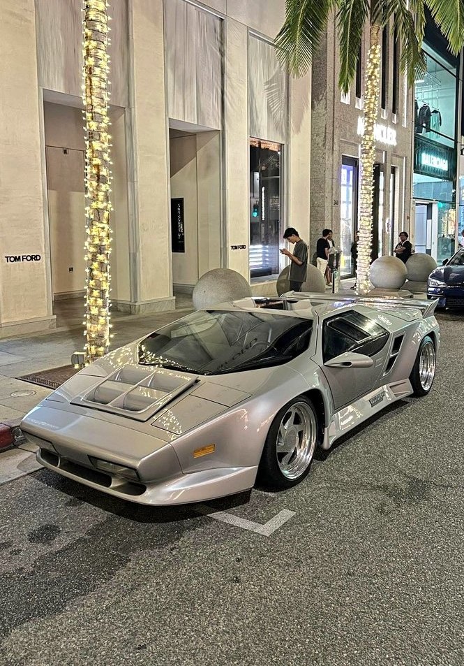 metroTM33's tweet image. #Vector W8 in Beverly Hills
