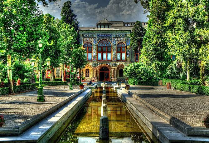 periodistan_'s tweet photo. Así era el palacio de Golestan, en Teheran. Patrimonio de la Humanidad, residencia de los antiguos emperadores de Persia, testigo de 500 años de historia, unos jardines alucinantes, mosaicos... puro refinamiento persa.

Lo destruyeron ayer un genocida y un amigo de Epstein. https://t.co/3QcC4zQelG