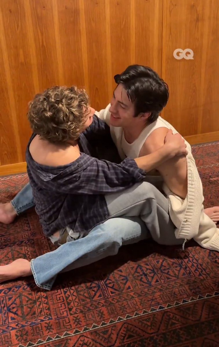 arisxsunshine's tweet photo. they’re touchier than Cynthia and Ariana ever were yet they’re getting viral posts praising their friendship while Cynthiana had to suffer. DONT FUCKING PMO. https://t.co/gU4tX6eVGP