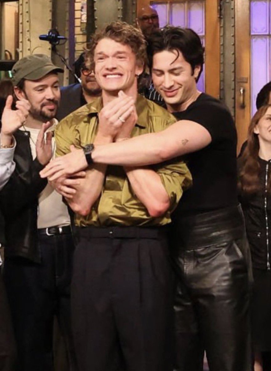 arisxsunshine's tweet photo. they’re touchier than Cynthia and Ariana ever were yet they’re getting viral posts praising their friendship while Cynthiana had to suffer. DONT FUCKING PMO. https://t.co/gU4tX6eVGP