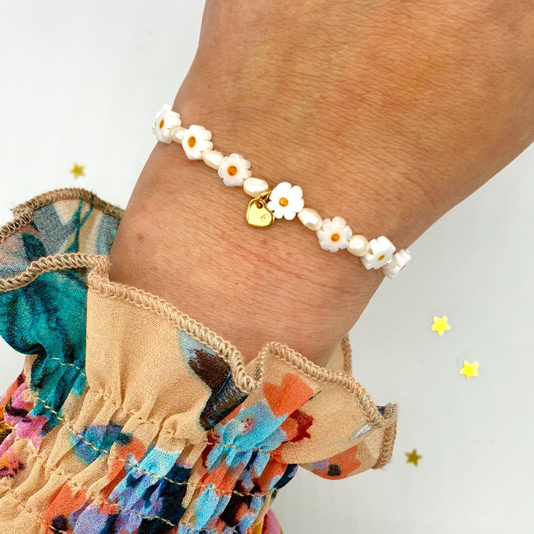 madebyjaneB's tweet image. Daisy and pearl stretch bracelet with a tiny Tibetan gold or silver initial heart charm 🌼🤍

etsy.com/shop/madebyjan…

#TheCraftersUK #womaninbizhour #shopindie #daisy #handmadejewelry #beadedbracelet #giftsforher #birthdaygift #personalisedgift #etsyfindsoftheday