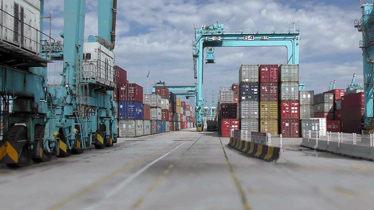 EstrechoDigital's tweet photo. 🟦 Maersk duplica su factura por emisiones de CO₂ mientras Tánger Med gana peso frente a Algeciras en la red Gemini https://t.co/ToMCDStbhR
·
#Algeciras #APMTerminals #comerciomarítimo #derechosdeemisión #EUETS #Gemini #Maersk #TángerMed #Transbordo
https://t.co/3sv7Lc8Pv2 https://t.co/00TGIG2YYc