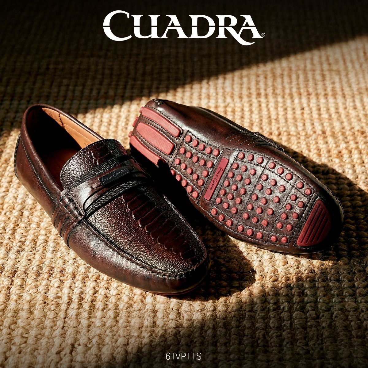 Un clásico renovado con materiales que marcan diferencia.
Estos drivers de piel exótica elevan cualquier look con una estética sobria y sofisticada.