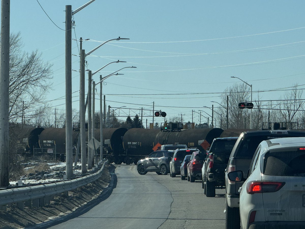 BrokerTimBarber's tweet photo. @MIHomeYGK Train paused at level crossing on Front Road near Invista. 🚂🚂🛑 #ygk https://t.co/XDQT4k3qEP