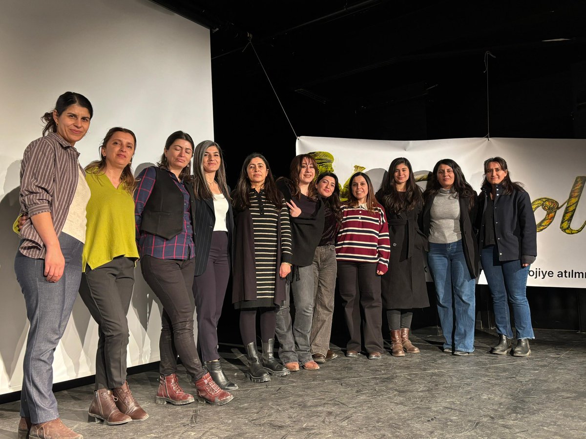 neslihansedal65's tweet photo. Em wek jin di çarçoveya bernameyên 8ê Adarê de hatin ba hev û me fîlma Jinwarê temaşe kir. 
Em ê bi tekoşînê ve azad bibin û civaka demokratîk ava bikin. 
Spas Jineolojî🙏

@tevgerajinwan @tjanavend @WanDEMkadin @jineolojiatolye https://t.co/slCH5bcw1q