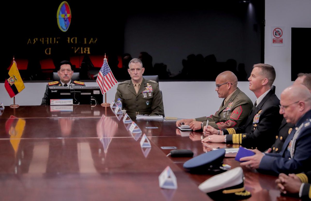 #FortaleciendoAlianzas 🇺🇸🤝🇪🇨 | El Comandante de <a href="/Southcom/">U.S. Southern Command</a>, General Francis L. Donovan, junto con el Comandante del Comando de Operaciones Especiales Sur contralmirante Mark A. Schafer visitaron el Ecuador y compartieron un fructífero encuentro con el Presidente de la República,