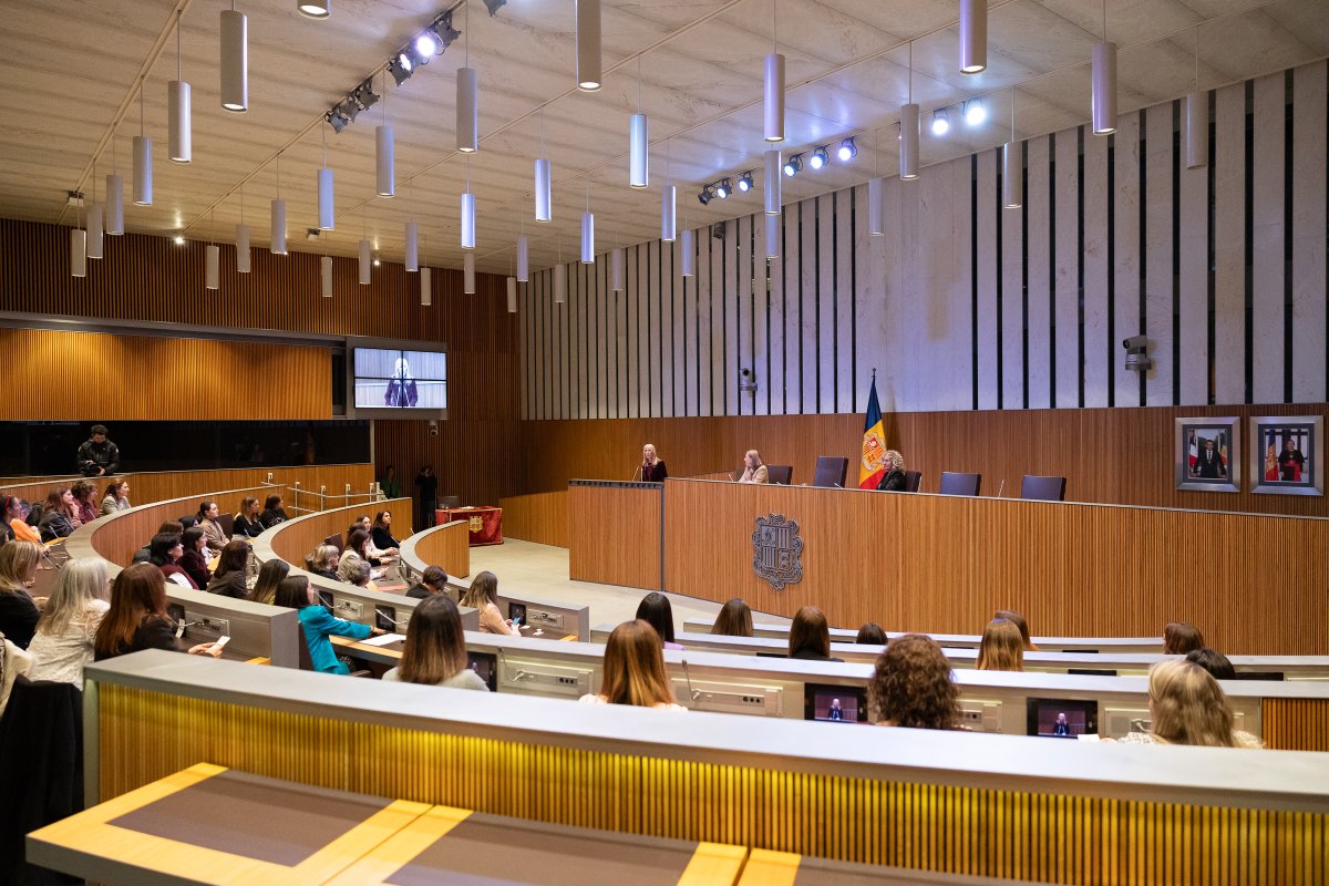 ConsellGeneral's tweet photo. 🔹 Per primera vegada en la història, l'hemicicle del Consell General ha reunit dones electes del Consell General, el Govern i els set comuns per commemorar el Dia Internacional de la Dona en un acte conjunt.

🖥️ Notícia completa: https://t.co/fJT2lIrdFF

#ConsellGeneral https://t.co/aq68BvlRnv