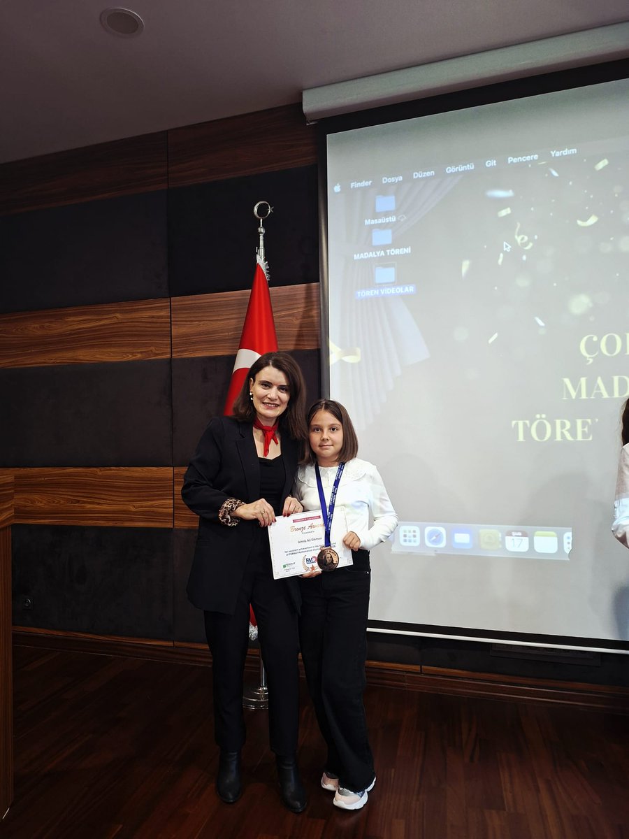 IooOnerler's tweet photo. 4/A SINIFI ÖĞRENCİMİZ ALMİLA NİL DİKMEN FERMAT MATEMATİK OLİMPİYATLARINDA BRONZ MADALYA KAZANMIŞTIR. 17 ŞUBAT 2026 TARİHİNDE DÜZENLENEN ÖDÜL TÖRENİNDE MADALYASINI ALAN  ÖĞRENCİMİZİ TEBRİK EDER; BAŞARILARININ DEVAMINI DİLERİZ.🇹🇷👏👏👏🇹🇷
@drazizyeniyol @CorluMem @hete61 @eyup5967 https://t.co/QUfQqHFhCF
