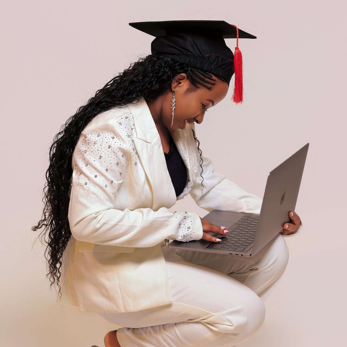 RonnetR65824's tweet photo. Celebrating my degree till I get tired #Mak76thGrad #MakerereUniversity https://t.co/J0zP5FvHpr