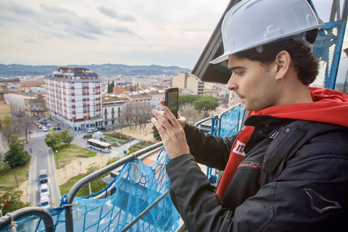 arnaufort_'s tweet photo. Quantes vegades més tindré l’oportunitat d’enfilar-me al cel de Terrassa? Doncs això. 

Gràcies per immortalitzar-ho, @Nebridi 😜 https://t.co/oaFgPCiwVJ