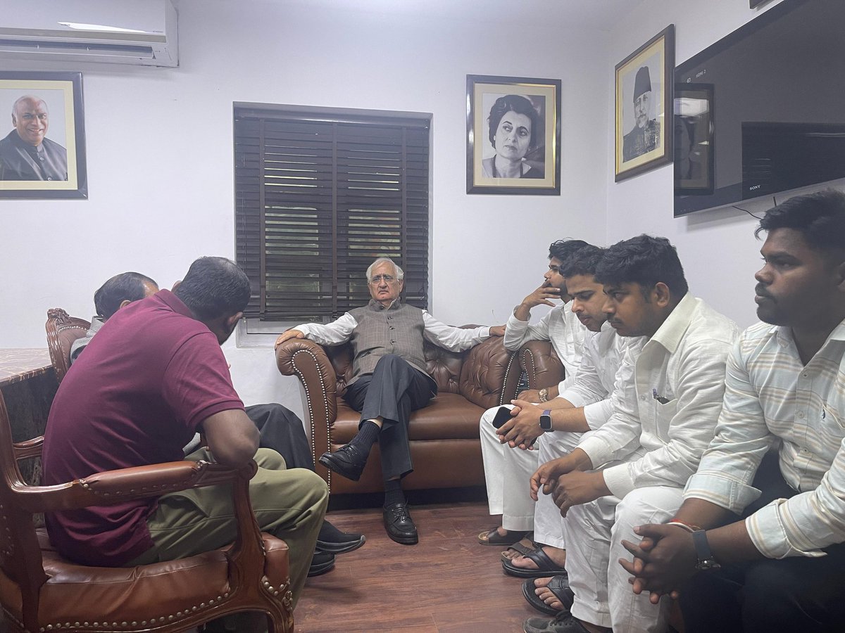 massudrzaakhan's tweet photo. आज शाम दिल्ली में पुर्व केंद्रीय मंत्री सह सर्वोच्च न्यायालय के वरिष्ठ अधिवक्ता जनाब @salman7khurshid सर के कार्यालय में दावत ए इफ्तार में शिरकत 💚
#ramdankareem https://t.co/qdNpJOqijv