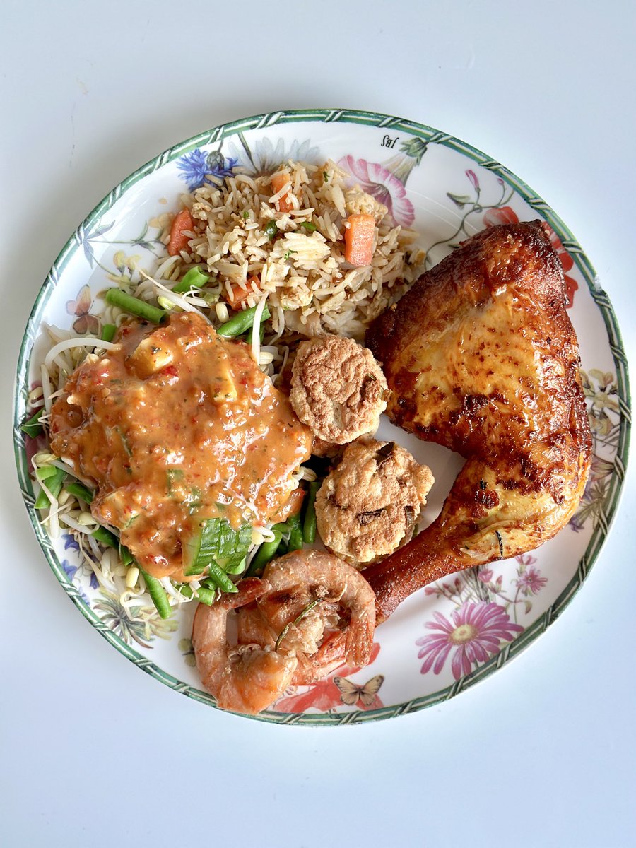 Denald's tweet image. Buka puasa hari ini :

- Pecel
- Ayam Panggang
- Perkedel tahu
- Udang dioseng
- Seuplik NasGor
- Miso Soup (sama kayak kemaren)
- Jeruk dan Alpokat.

Lupa beli air kelapa. Jadi minum air putih hangat saja.

Tambah hari menunya makin Jaka Sembung 😆 yang penting kuhabiskan.