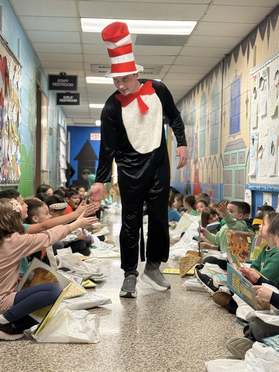 Read Across America and <a href="/Asherholmespta/">AsherPTA</a> Book Blast ! 📚