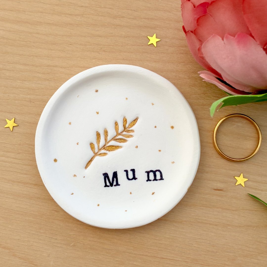 madebyjaneB's tweet image. Handmade #NatureInspired personalised ring dishes in gold 🍂💛

etsy.com/shop/madebyjan…

#TheCraftersUK #womaninbizhour #shopindie #personalisedgifts #ringdish #giftsforher #MothersDay2026 #giftsforwife #giftsformum #birthdaygift #anniversary