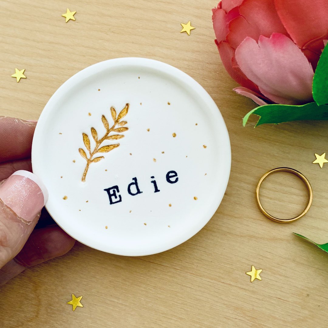 madebyjaneB's tweet image. Handmade #NatureInspired personalised ring dishes in gold 🍂💛

etsy.com/shop/madebyjan…

#TheCraftersUK #womaninbizhour #shopindie #personalisedgifts #ringdish #giftsforher #MothersDay2026 #giftsforwife #giftsformum #birthdaygift #anniversary