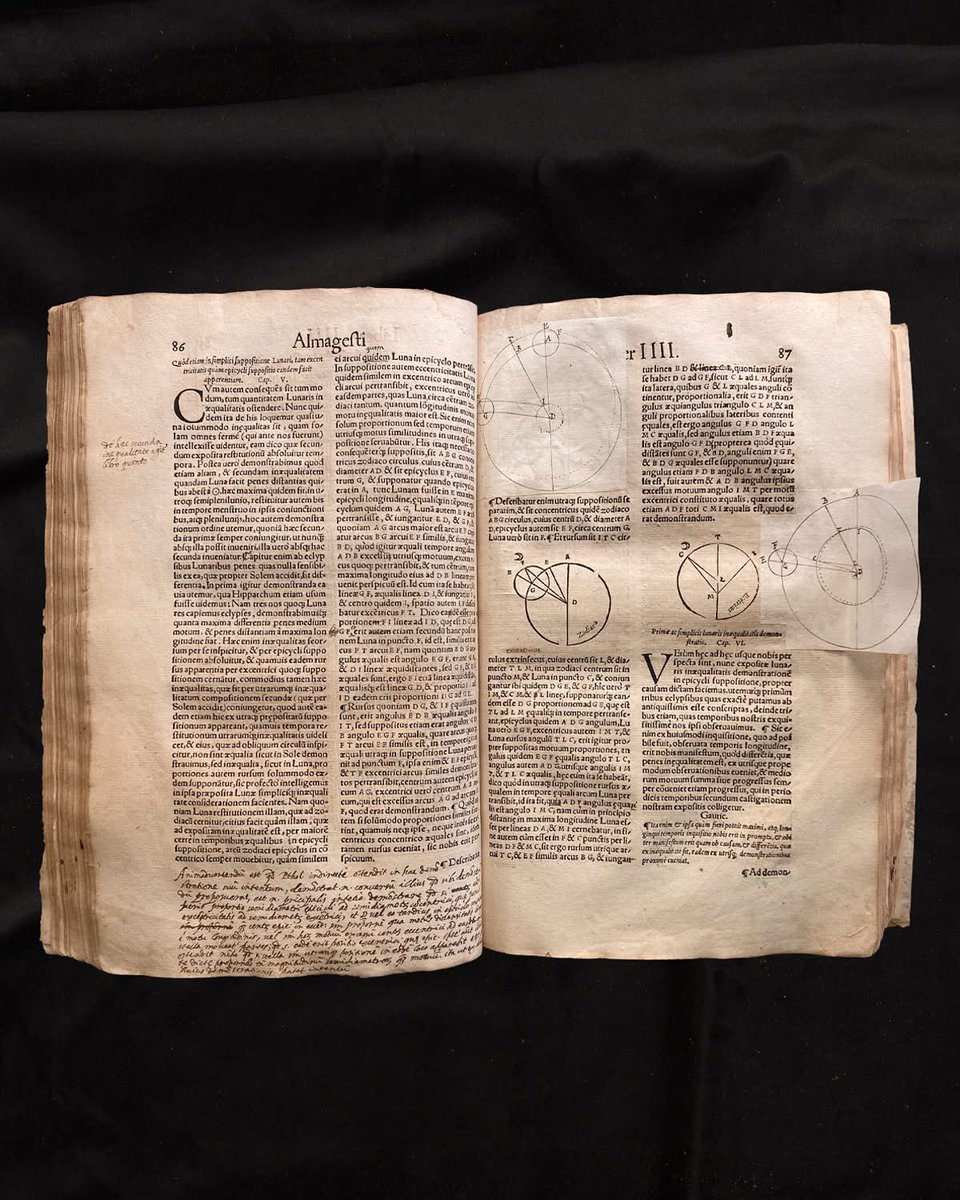 XploraSpace's tweet photo. 📜🌍✨ À Florence, des notes manuscrites de Galilée redessinent la genèse de la révolution scientifique.

Une découverte réalisée en janvier 2026 à Florence renouvelle la compréhension du parcours intellectuel de Galilée. Des annotations manuscrites attribuées au savant italien ont été identifiées dans une édition du XVIe siècle de l’Almageste de Ptolémée.

🔹 À la Bibliothèque nationale centrale de Florence, l’historien Ivan Malara, postdoctorant à l’Université de Milan, consultait plusieurs impressions latines du XVIe siècle de l’Almageste, le traité fondamental de Claude Ptolémée. Dans une édition de 1551, il a repéré des annotations manuscrites denses aujourd’hui attribuées à Galilée Galilei, probablement rédigées vers 1590, au début de sa carrière universitaire.

🔹 Rédigé au IIe siècle à Alexandrie, l’Almageste a structuré l’astronomie occidentale pendant près de quatorze siècles. Ptolémée y développe un modèle géocentrique élaboré, fondé sur des cercles excentriques et des épicycles destinés à rendre compte des mouvements complexes des planètes.

🔹 Les notes découvertes portent principalement sur les cinq premiers livres du traité et révèlent une lecture attentive, technique et argumentée. Galilée y analyse avec précision les démonstrations mathématiques de Ptolémée, montrant qu’avant même ses observations au télescope, il maîtrisait en profondeur l’architecture théorique du système antique.

🔹 L’attribution a été confirmée par une analyse paléographique menée par des spécialistes du Musée Galilée et de la Bibliothèque nationale, appuyée par des comparaisons avec d’autres écrits de jeunesse. La présence d’une transcription du Psaume 145 sur une page vierge, évoquée dans des sources anciennes, renforce encore l’authenticité de l’ensemble.

🔹 Cette découverte conduit à nuancer l’image d’un Galilée en rupture frontale avec la tradition. Selon Ivan Malara, c’est précisément sa compréhension intime des mécanismes mathématiques du géocentrisme qui l’aurait progressivement amené à considérer qu’un système héliocentrique offrait une cohérence supérieure.

🔹 Loin d’un savant mû uniquement par l’intuition ou la controverse, ces annotations dévoilent un érudit profondément ancré dans la culture scientifique de son temps. Elles éclairent la transition intellectuelle qui a conduit Galilée d’une lecture respectueuse des Anciens à une remise en cause méthodique de leur modèle cosmologique.

👉 Cette redécouverte florentine apporte ainsi un éclairage décisif sur la formation d’une pensée scientifique qui, en s’appuyant sur la tradition, a contribué à transformer durablement notre compréhension de l’Univers.

📷 : Notes manuscrites de Galilée Galilei dans un exemplaire de 1551 de l’Almageste de Claude Ptolémée, Bibliothèque nationale centrale de Florence.

📄 : « Galileo’s handwritten notes found in ancient astronomy text ».
✍️ : Joshua Sokol
📚 : Article publié le 26 février 2026 dans Science (AAAS).