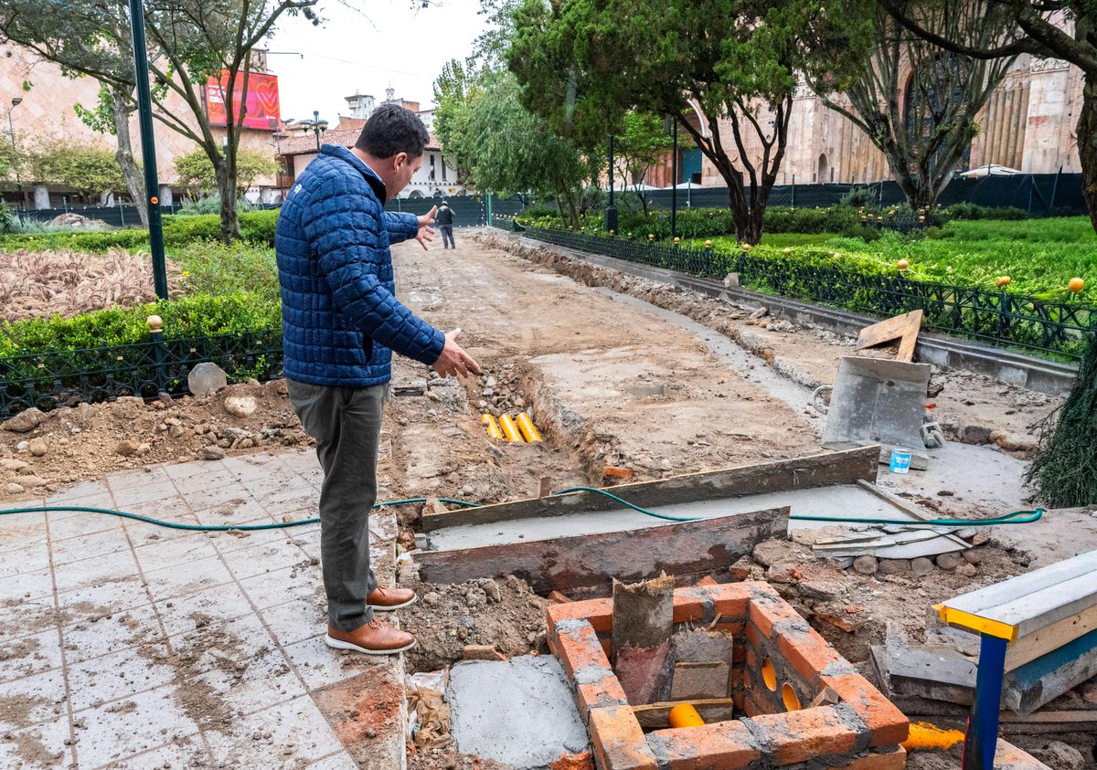 czamoramatute's tweet photo. ¡Mira cómo va a quedar el corazón de #Cuenca! 🤩

El material actual del #ParqueCalderón ya ha cumplido su vida útil y, por ello, realizamos la renovación total de este espacio que beneficiará a todos los cuencanos y cuencanas.

Seguimos recuperando la historia y belleza de la ciudad con #AmorPorCuenca ❤️💛