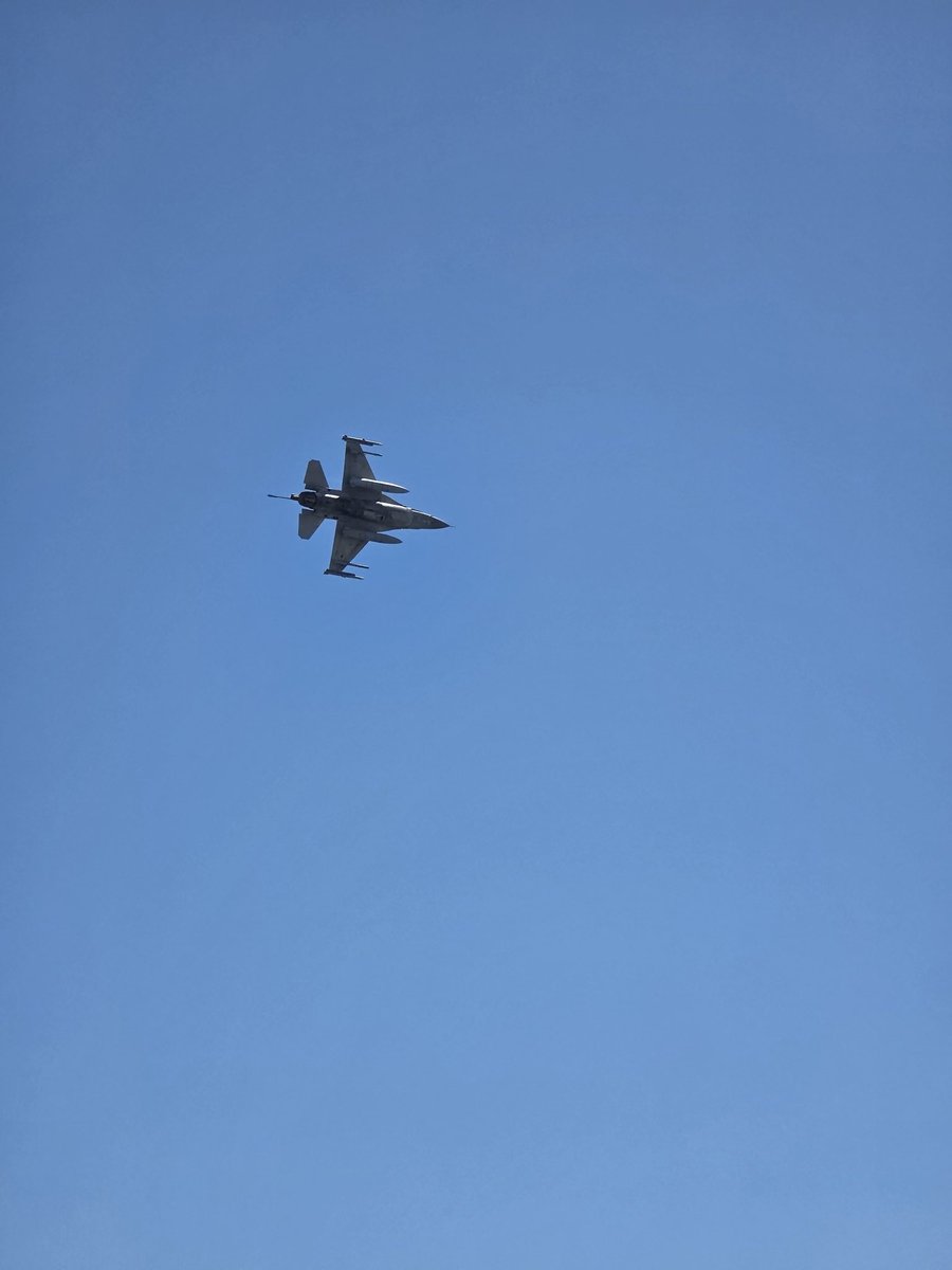 Krik_01's tweet photo. F-16 esta tarde en #Cavancha, #Iquique https://t.co/gXY6AimM3U