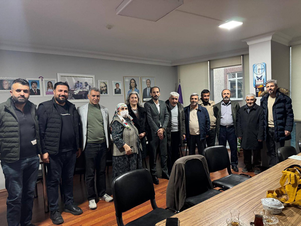 Mardin Savur Barman köyü yardımlaşma ve dayanışma derneğinin yeni seçilen yönetimi ilçe örgütümüzü ziyaret ettiler. Yeni yönetime ziyareti için teşekkür ediyor ve başarılar diliyoruz.