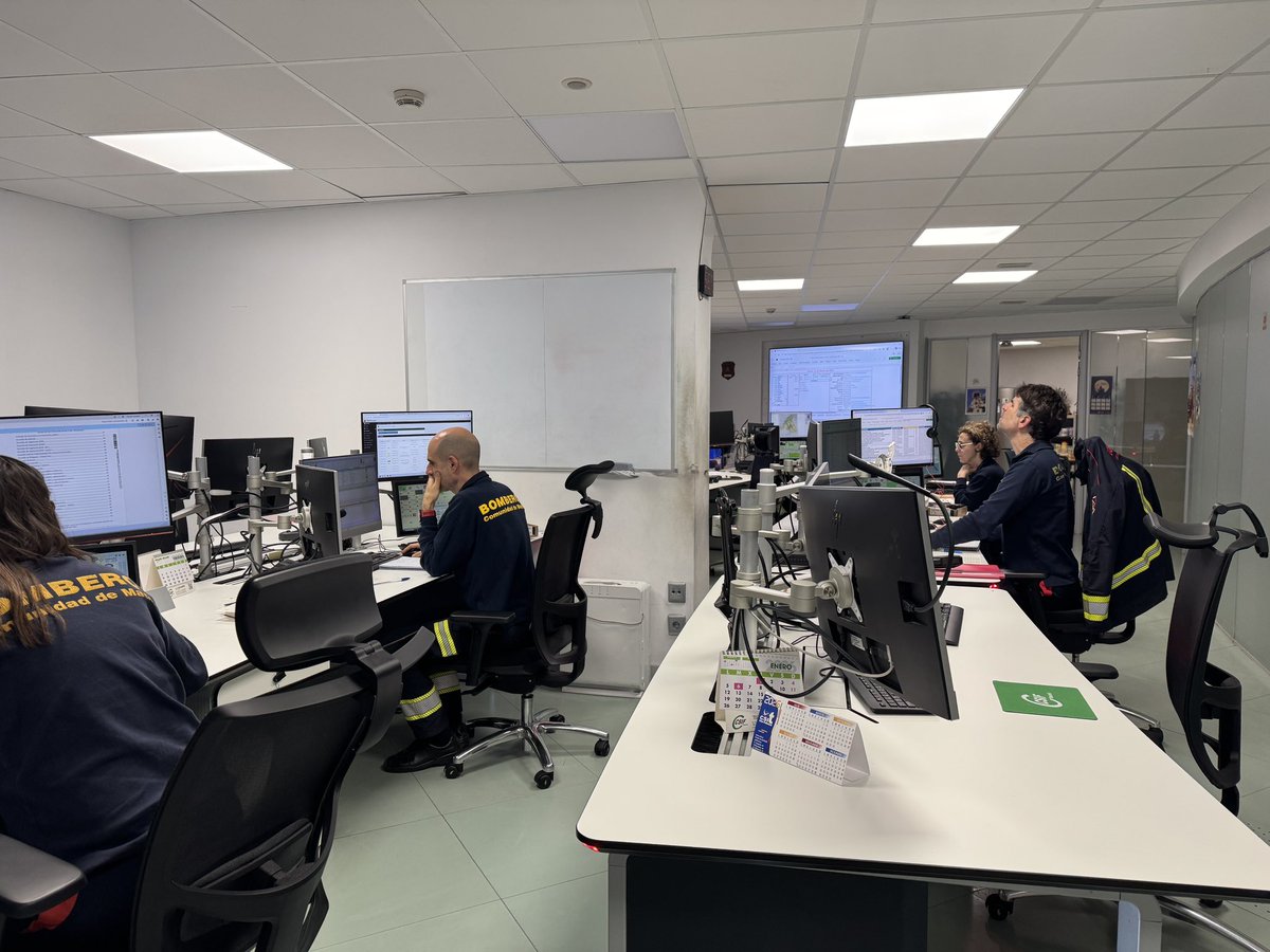 112cmadrid's tweet photo. 🚒 El Centro de Coordinación Operativa (CECOP) de #BomberosCM está integrado en la sala de la #ASEM112.

⦿ Recibe las alertas derivadas de #Madrid112.

⦿ Moviliza y coordina recursos.

⦿ Monitoriza en tiempo real el desarrollo de la intervención. https://t.co/5c9syW7pVi
