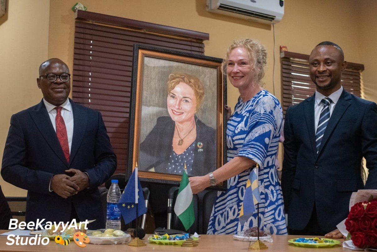 Dr_BeeKayy's tweet photo. Created this portrait presented to H.E. Anna Westerholm, Ambassador of Sweden to Nigeria @SwedeninNigeria.

This piece reminds me: 'where you started doesn't matter; there's always room for improvement'.

Stay tuned for the BTS video!

Stay inspired, stay positive ❤️

🐝🎨 https://t.co/vFD7H3S8ug